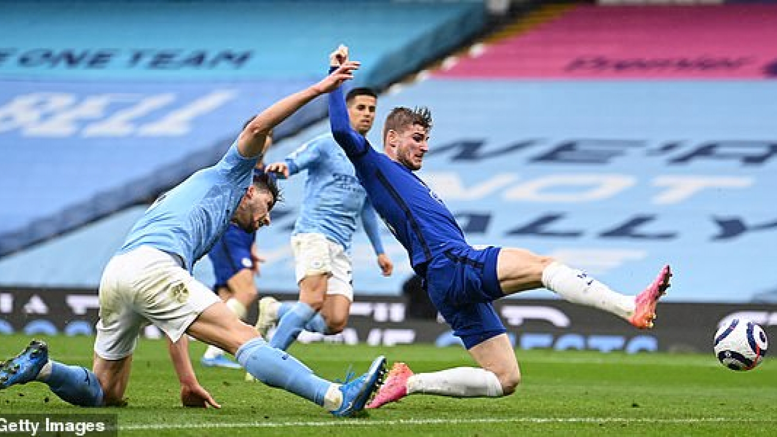 Aguero đá hỏng phạt đền, Man City thua ngược Chelsea và lỡ cơ hội đăng quang sớm