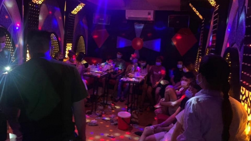 13 thanh niên tụ tập "bay lắc" trong quán karaoke ở Hà Nội