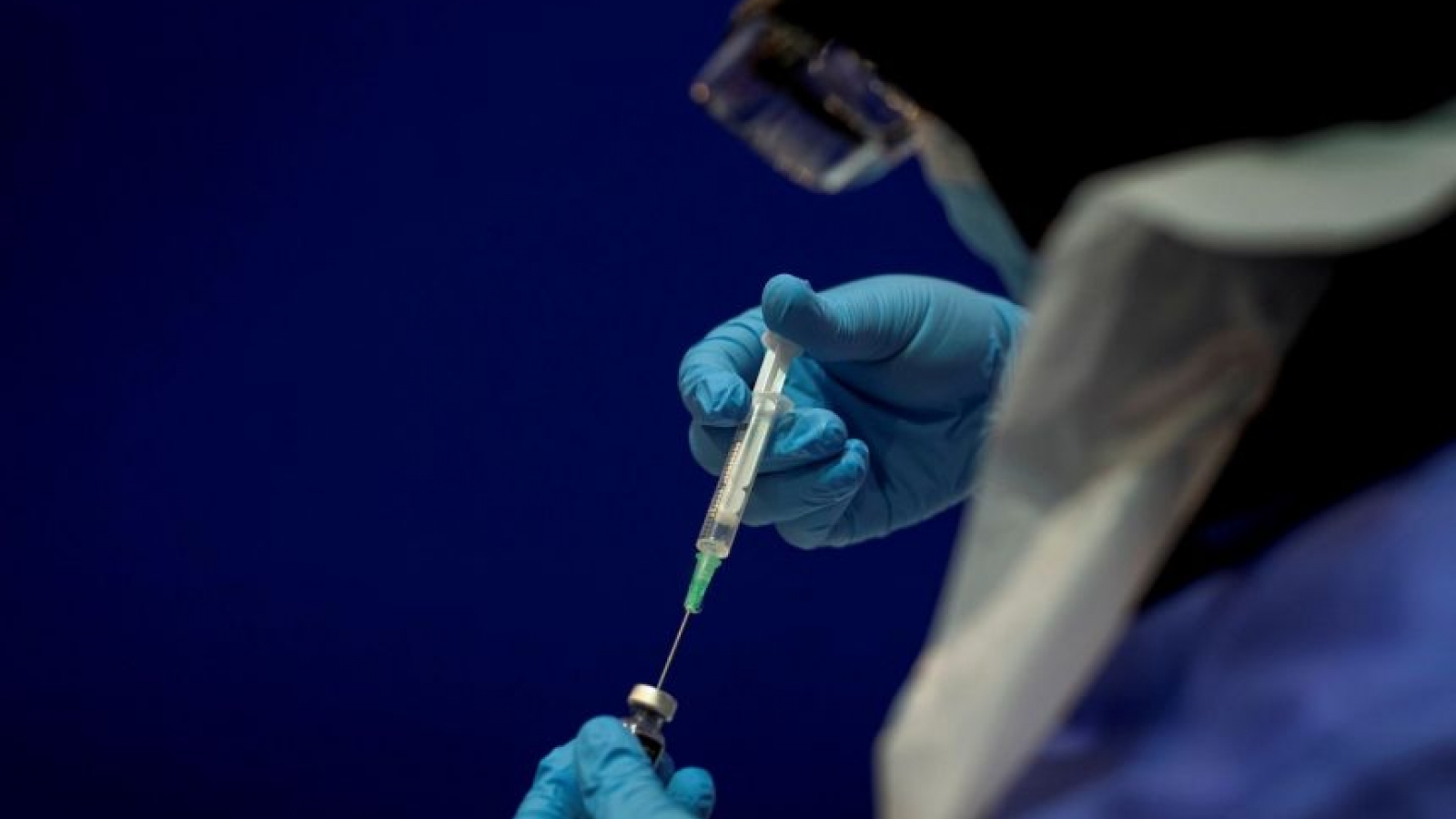 Anh bắt đầu thử nghiệm tiêm chủng “tăng cường” mũi 3 đối với 7 loại vaccine COVID-19