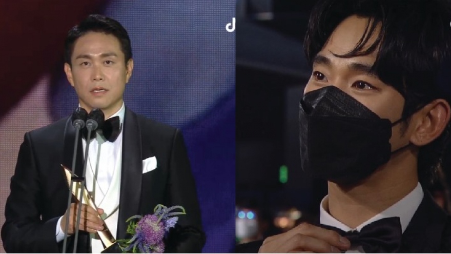 Kim Soo Hyun rơm rớm nước mắt khi “anh trai” Oh Jung Se nhận giải Baeksang