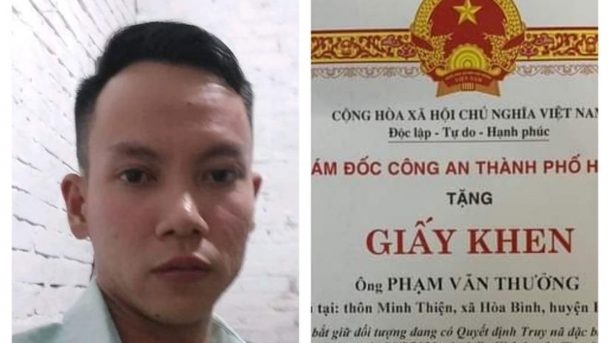 Giám đốc Công an Hà Nội khen thưởng nam thanh niên hỗ trợ tài xế taxi bắt cướp 