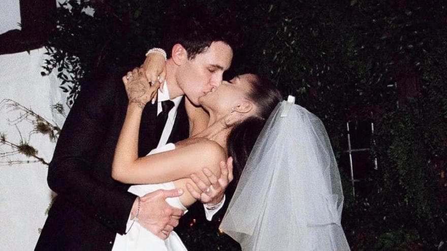 Ariana Grande hé lộ ảnh cưới ngọt ngào với bạn trai kém tuổi