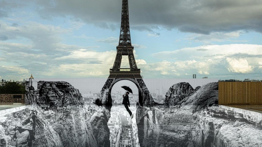 Choáng ngợp với “ảo ảnh vách đá” dưới chân tháp Eiffel
