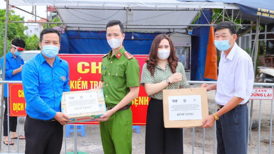 Diễn viên Phan Kim Oanh cùng Đoàn Thanh niên CA Hà Nội ủng hộ vật tư chống dịch Covid-19