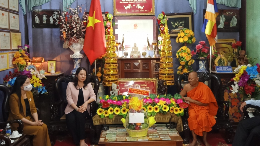 Phó Chủ tịch nước đến thăm, chúc mừng Đại Lễ Phật đản tại Trà Vinh