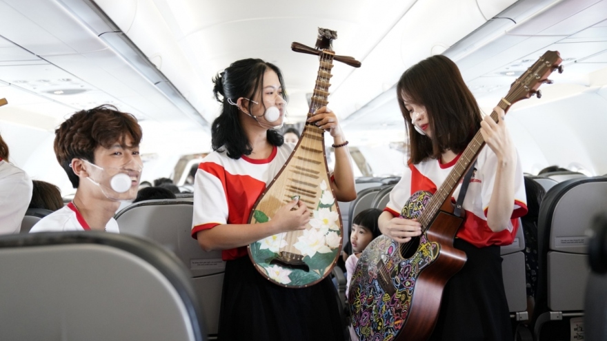 VietJet Air entertain passengers on board with live art performances