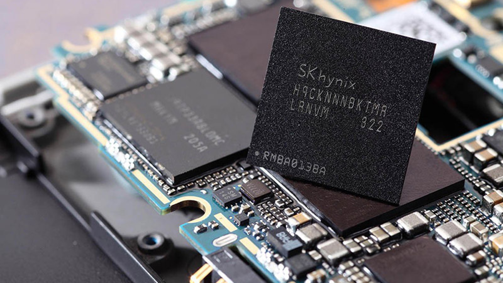 Samsung, Micron, SK Hynix bị cáo buộc thao túng giá chip DRAM