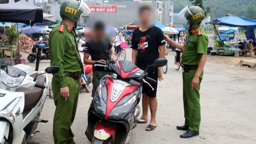 Hàng chục trường hợp ở Lào Cai bị phạt 2 triệu đồng vì không đeo khẩu trang