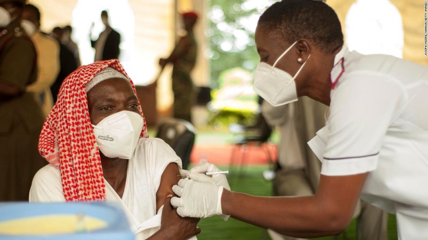 Nghịch cảnh vaccine tại châu Phi: Vì sao hàng nghìn liều vaccine phải tiêu hủy?