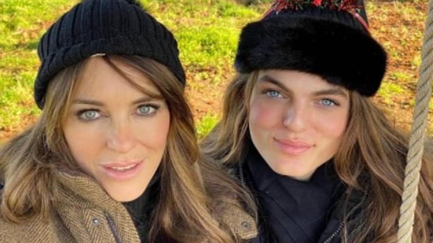 Elizabeth Hurley: Cách ly ở biệt thự xa hoa vẫn "tranh thủ" khoe đường cong bốc lửa