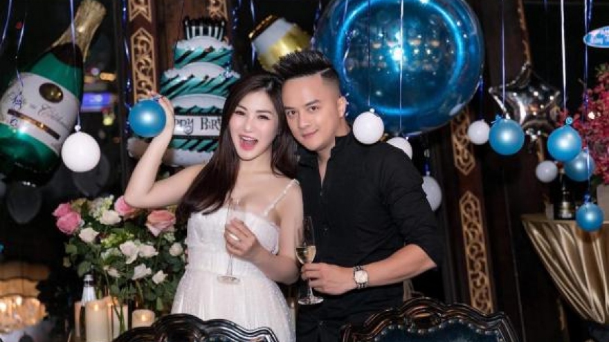 Chuyện showbiz: Hương Tràm được Cao Thái Sơn chăm sóc tận tình giữa tin đồn mang thai