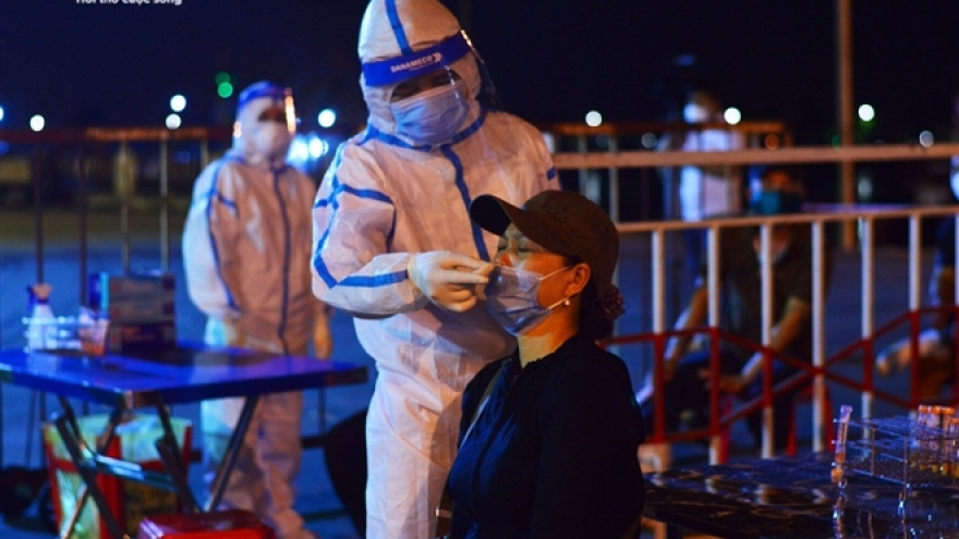 Thousands at Da Nang fishing port undergo COVID-19 testing overnight