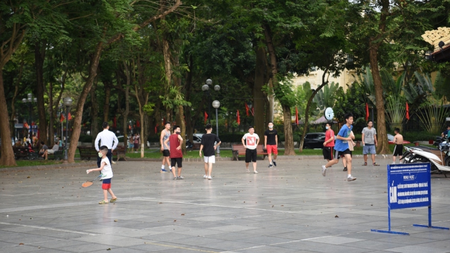 Hanoians ignore restrictions at local parks amid COVID-19 surge