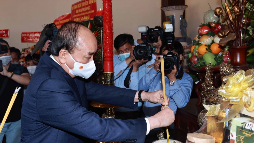 Chủ tịch nước Nguyễn Xuân Phúc dâng hương tưởng nhớ Chủ tịch Hồ Chí Minh