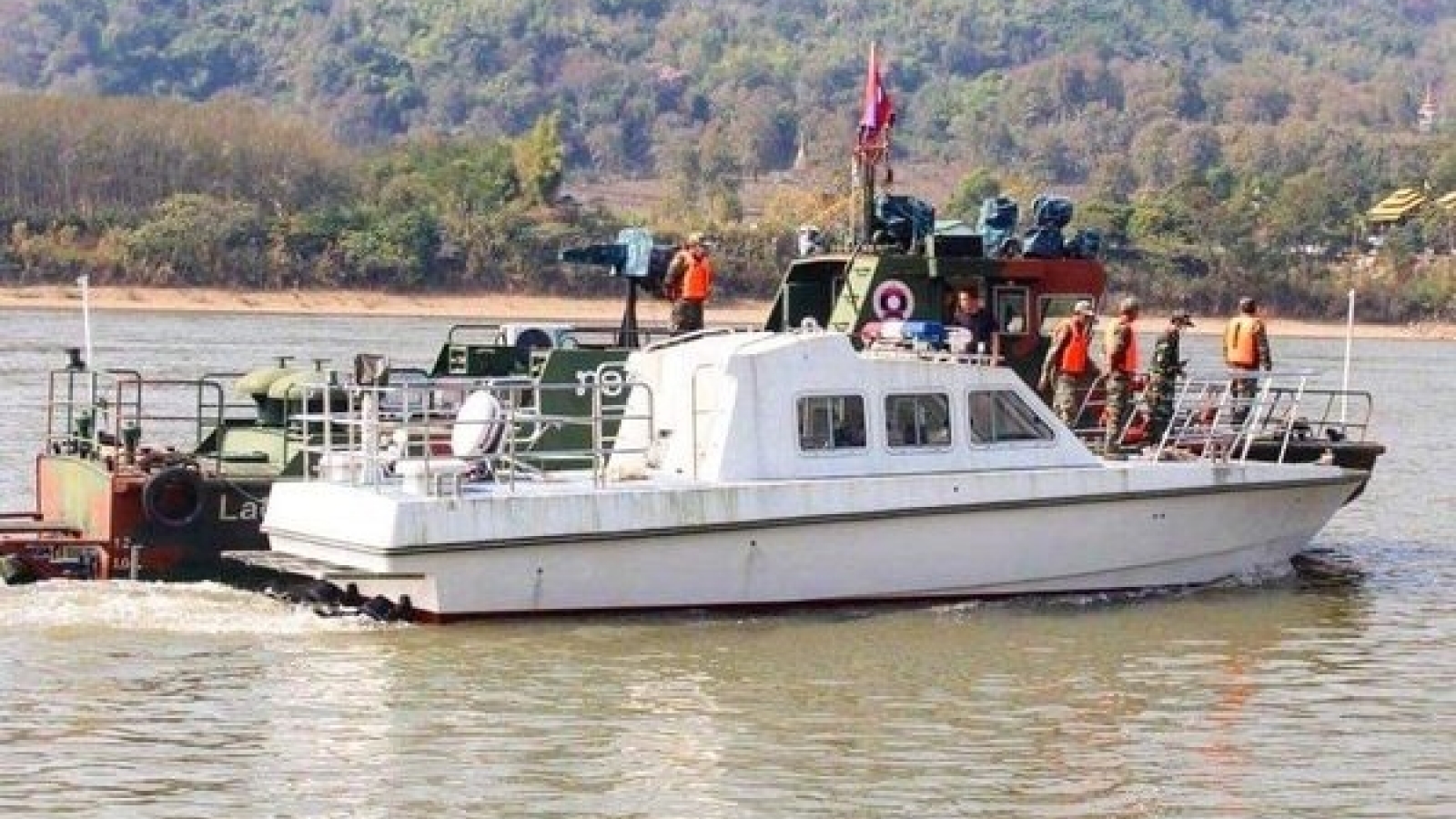 Lào siết biên giới chặn Covid-19 từ ngoài, Nhật Bản xử lý nạn lừa đảo ưu tiên tiêm vaccine