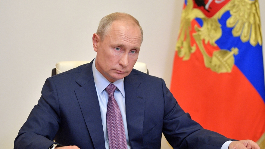 Tổng Thống Putin ký dự luật nâng độ tuổi người dân Nga được phép mua vũ khí