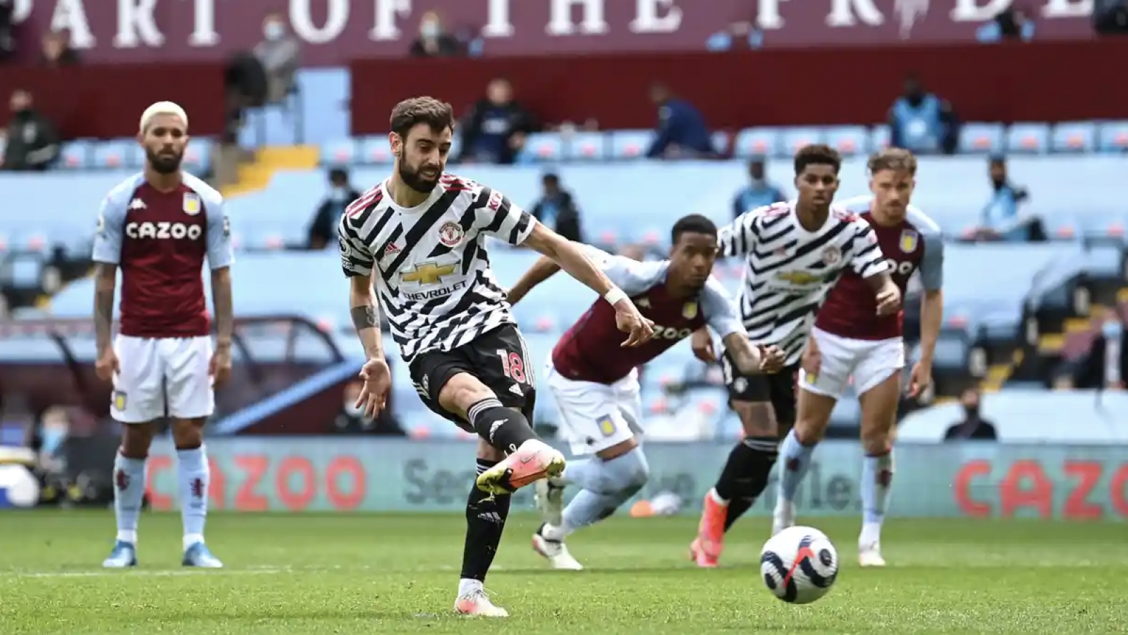Ngược dòng giành thắng lợi 3-1 trên sân Aston Villa, MU trì hoãn ngày vui của Man City