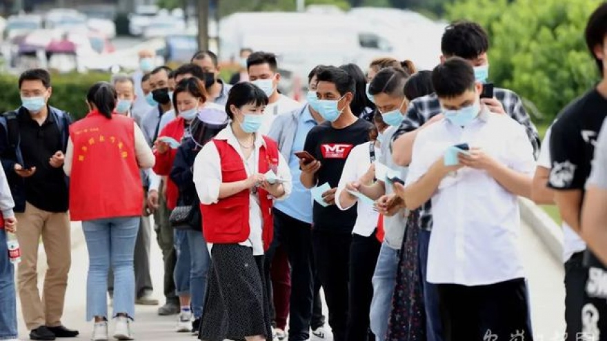 Dịch tái phát trong cộng đồng, người Trung Quốc đổ xô đi tiêm vaccine Covid-19