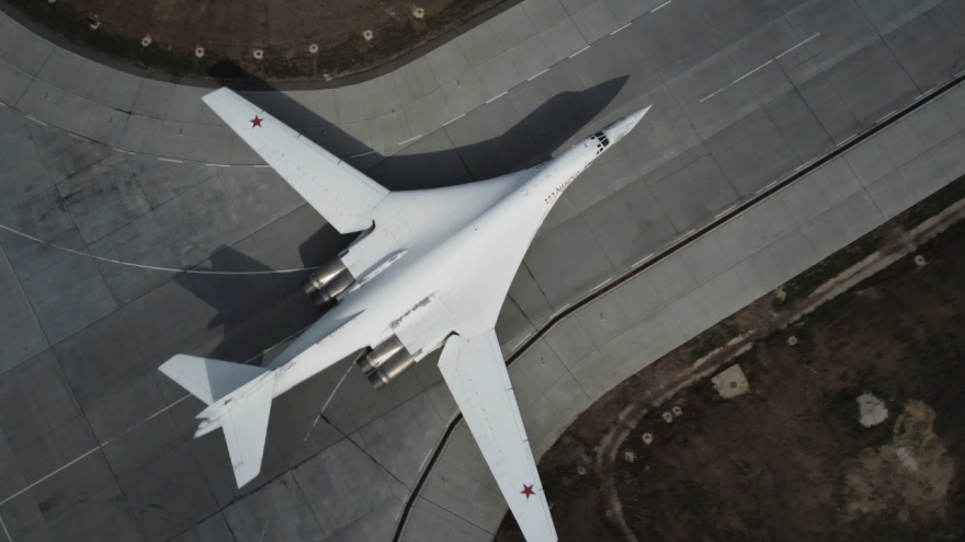 Tiêm kích MiG-31 tháp tùng oanh tạc cơ Tu-160 của Nga bay qua Biển Barents