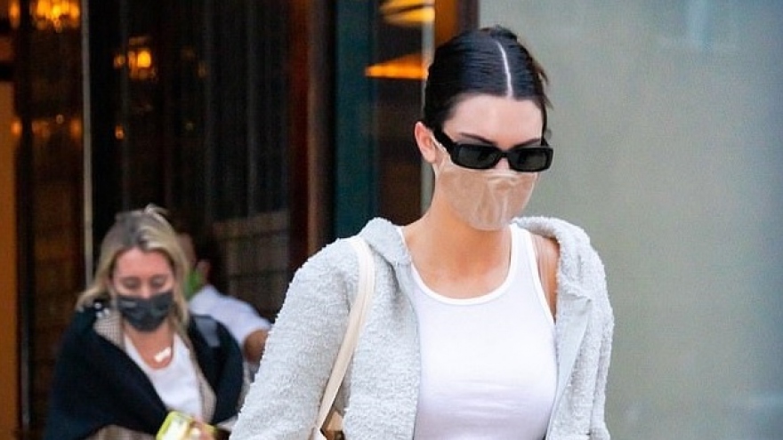 Kendall Jenner mặc đồ giản dị, vội vã rời khỏi khách sạn để đến sân bay