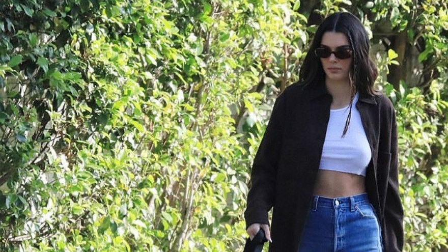Kendall Jenner khoe body chuẩn đẹp khi dắt thú cưng đi dạo