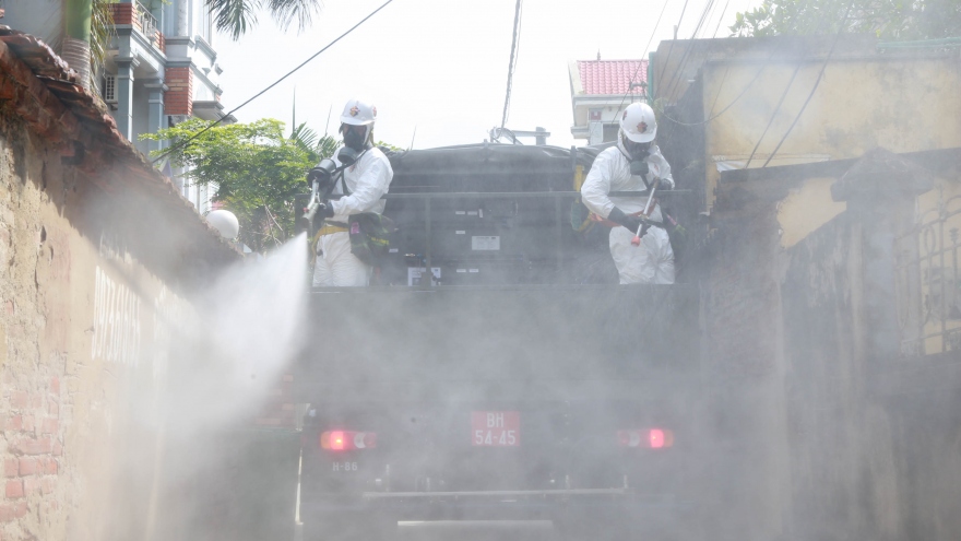Dàn xe đặc chủng khẩn cấp phun khử khuẩn tại Bắc Ninh