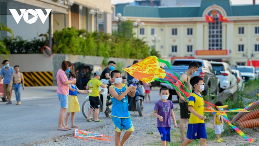 Public gatherings continue in Hanoi despite COVID-19 restrictions and case surge