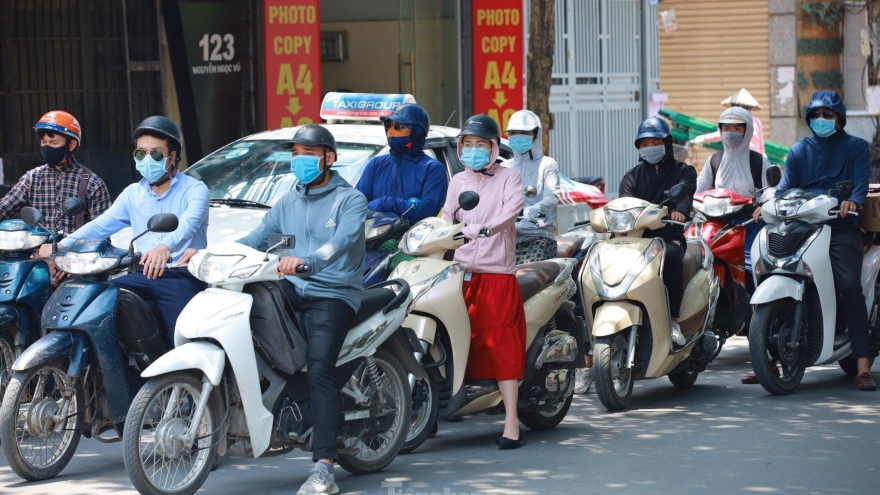 Residents of Hanoi battle to cope with prolonged heat wave