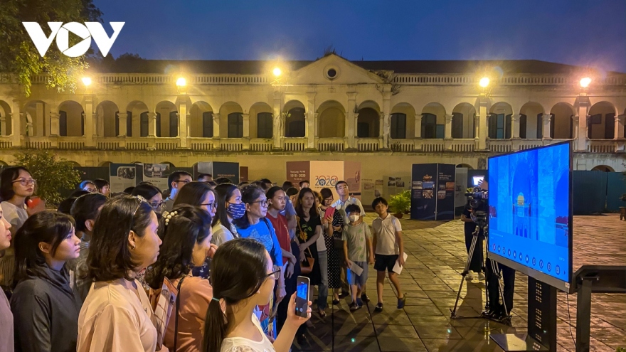 Discovering Thang Long royal citadel at night