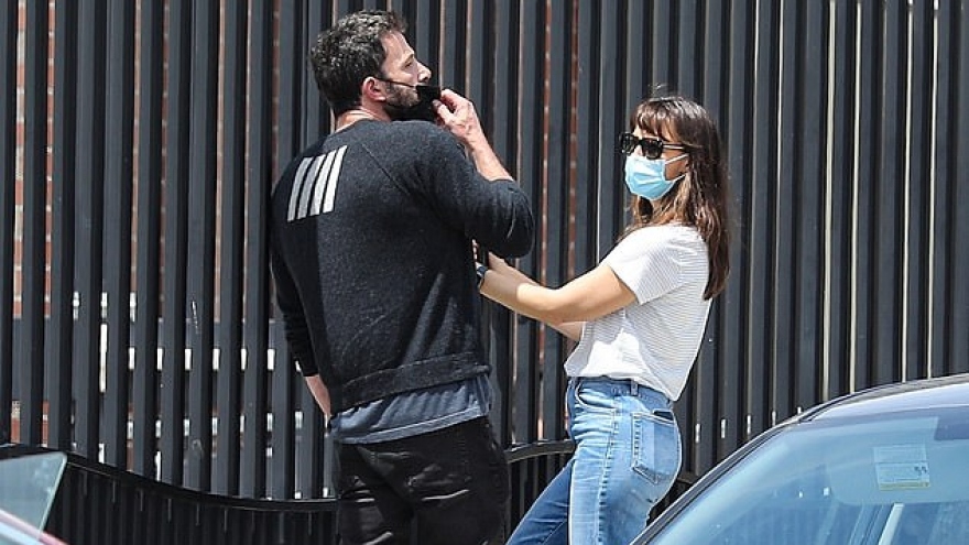 Ben Affleck trò chuyện thân mật cùng vợ cũ Jennifer Garner