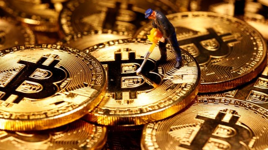 Bitcoin lao dốc mạnh, mất gần một nửa giá trị so với mức đỉnh trong năm nay