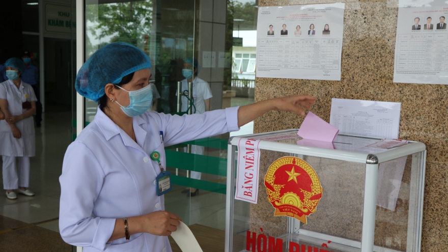 Bầu cử trong tâm dịch COVID-19: Ngập tràn tự hào, nghiêm túc tuân thủ quy định phòng dịch