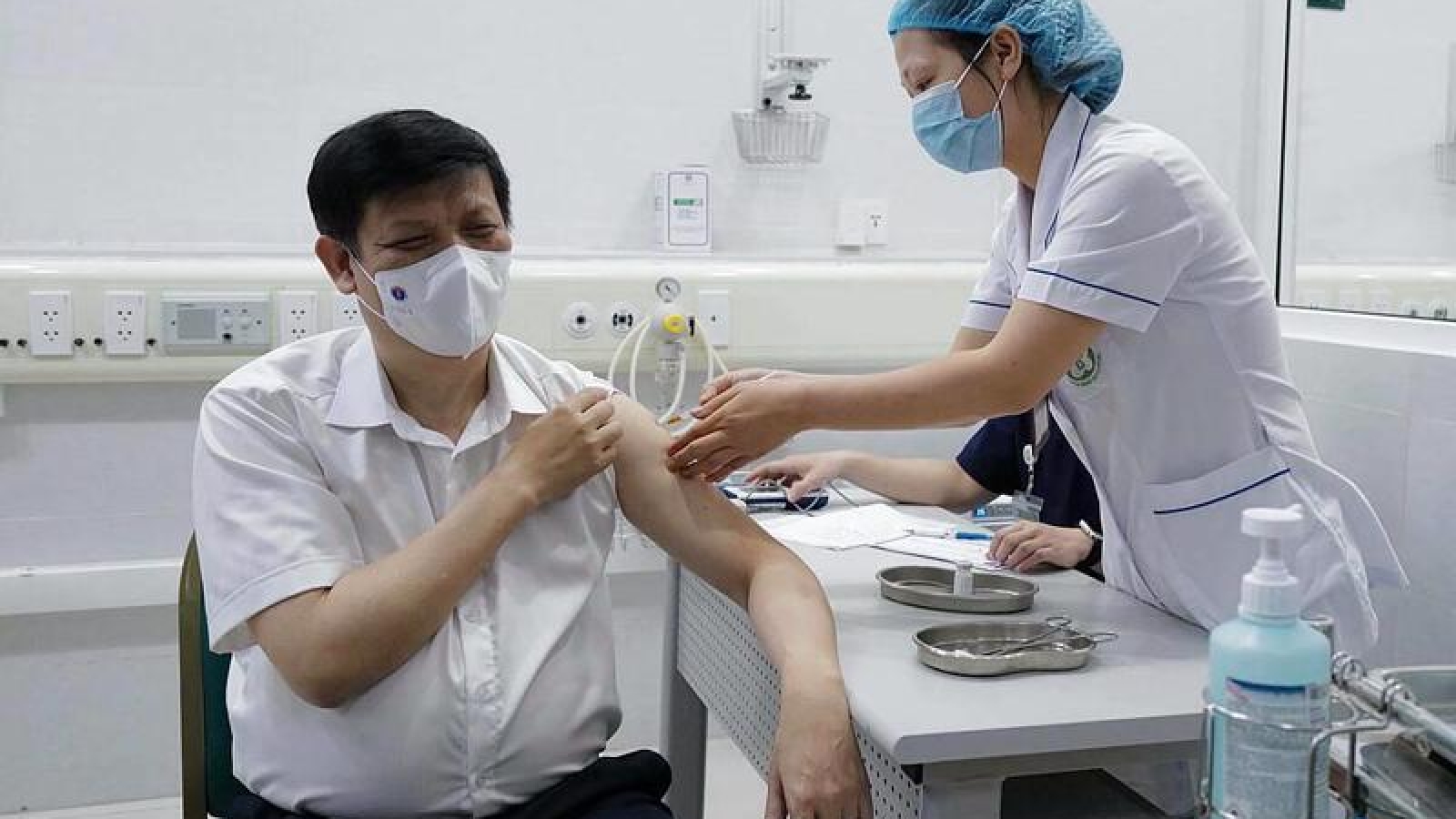 Bộ trưởng Bộ Y tế: Đảm bảo tiêm vaccine tới đâu an toàn tới đó
