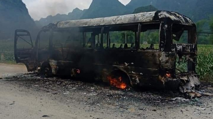 Xe bus bất ngờ cháy trơ khung tại Cao Bằng