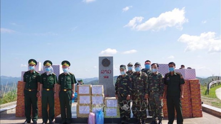 Dien Bien presents aid to armed forces of Lao provinces