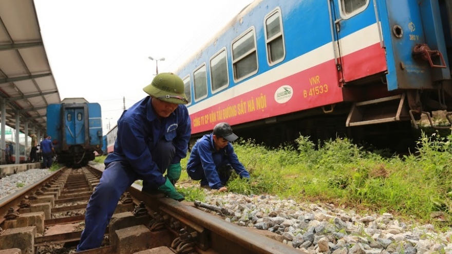 Ký hợp đồng hơn 2.800 tỷ đặt hàng bảo trì kết cấu hạ tầng đường sắt Quốc gia