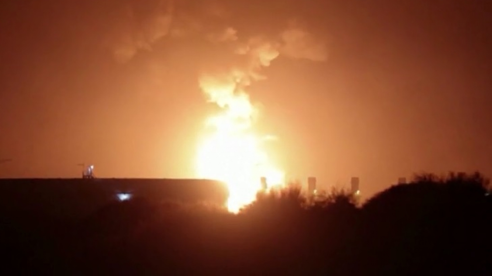 Đường ống dầu khí Israel bốc cháy do trúng rocket Hamas phóng từ Gaza sang