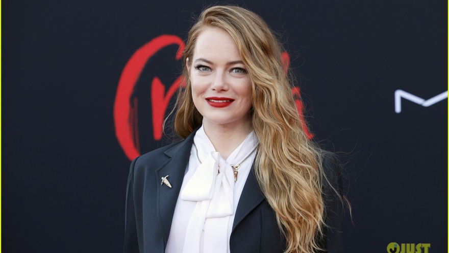 "Mẹ một con" Emma Stone diện suit thanh lịch ra mắt phim "Cruella"