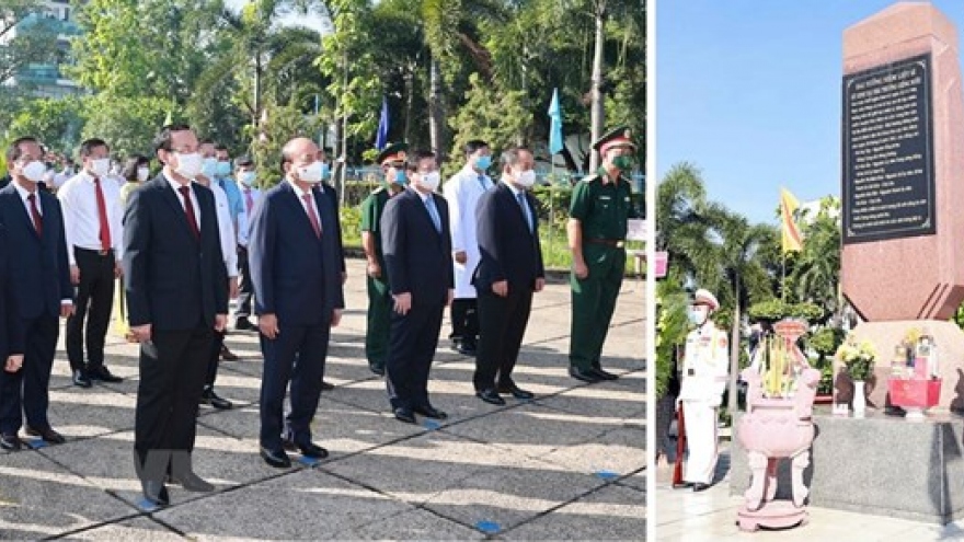 Incense offering in tribute to President Ho Chi Minh, martyrs