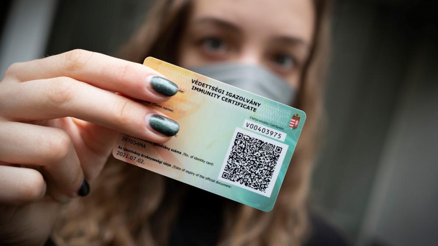 Hungary nới lỏng các biện pháp hạn chế cho người có thẻ miễn dịch Covid-19