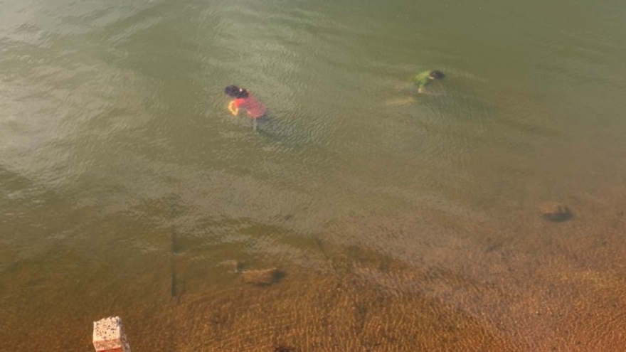 Trượt chân xuống lòng hồ, hai chị em thiệt mạng thương tâm