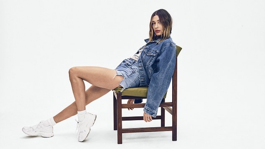 Hailey Baldwin diện denim cá tính trong buổi chụp hình quảng cáo