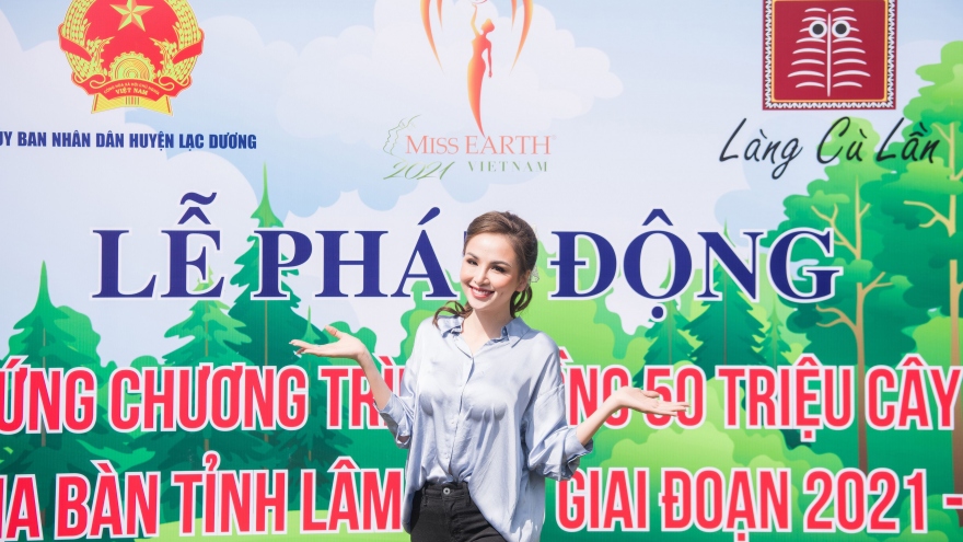 Phương Khánh, Diễm Hương mặc giản dị, xắn tay áo trồng cây xanh