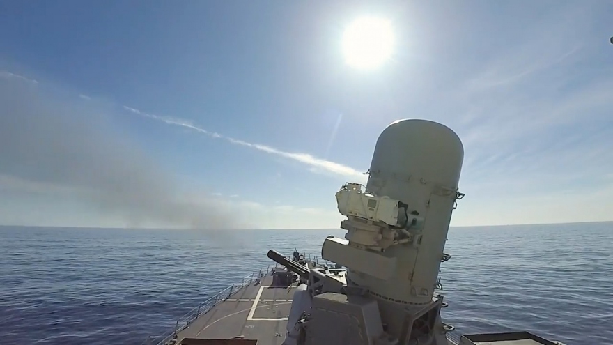Cận cảnh tàu khu trục USS Ross khai hỏa từ hệ thống vũ khí đánh gần