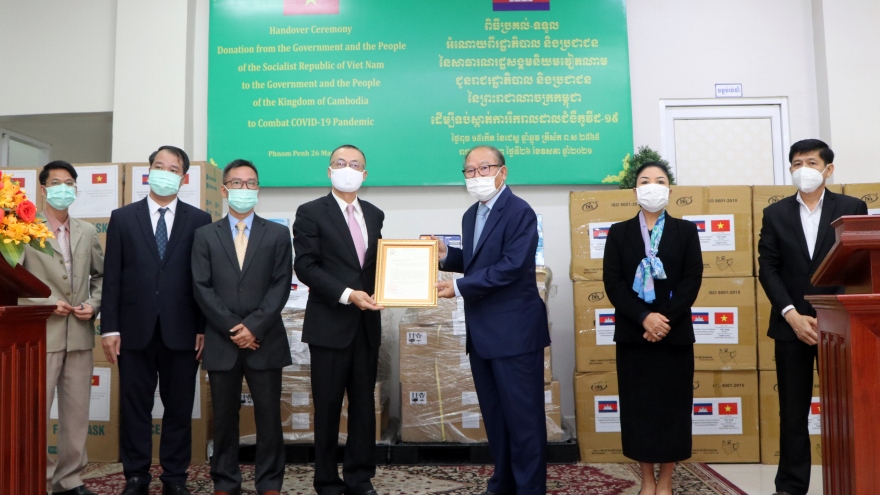 Chính thức bàn giao trang thiết bị y tế tặng chính phủ và nhân dân Campuchia