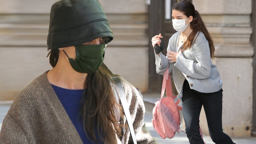 Katie Holmes liên tục né cánh paparazzi khi ra phố cùng con gái Suri