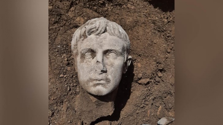 Khai quật đầu tượng bằng đá cẩm thạch 2.000 năm tuổi của Hoàng đế La Mã đầu tiên