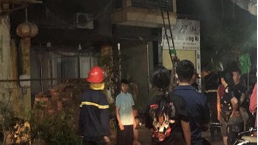 Hai công nhân điện lực nhanh trí cứu sống 4 người trong vụ cháy và bà cụ rơi xuống ao 