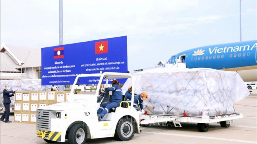 Lao media hail invaluable Vietnamese assistance in COVID-19 fight