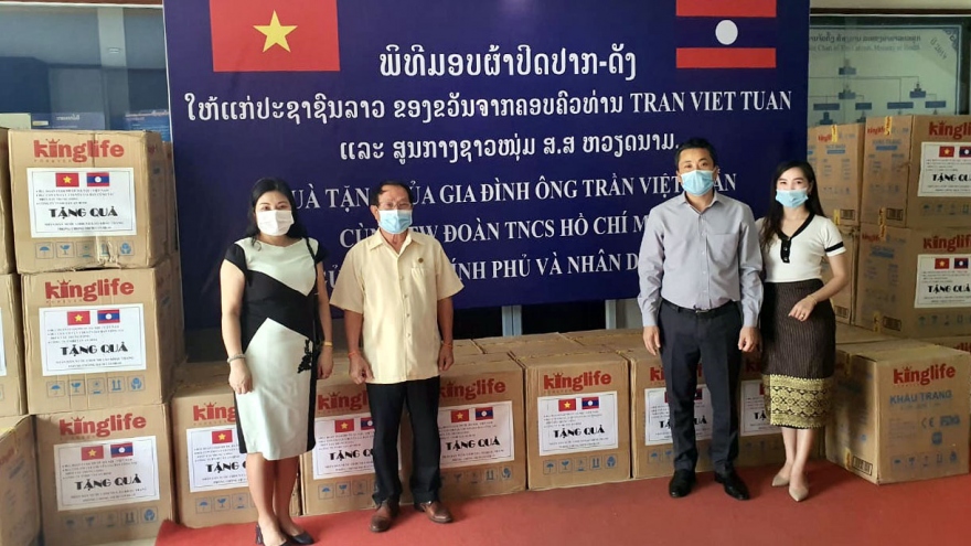 Việt Nam hỗ trợ vật tư y tế giúp Lào chống dịch